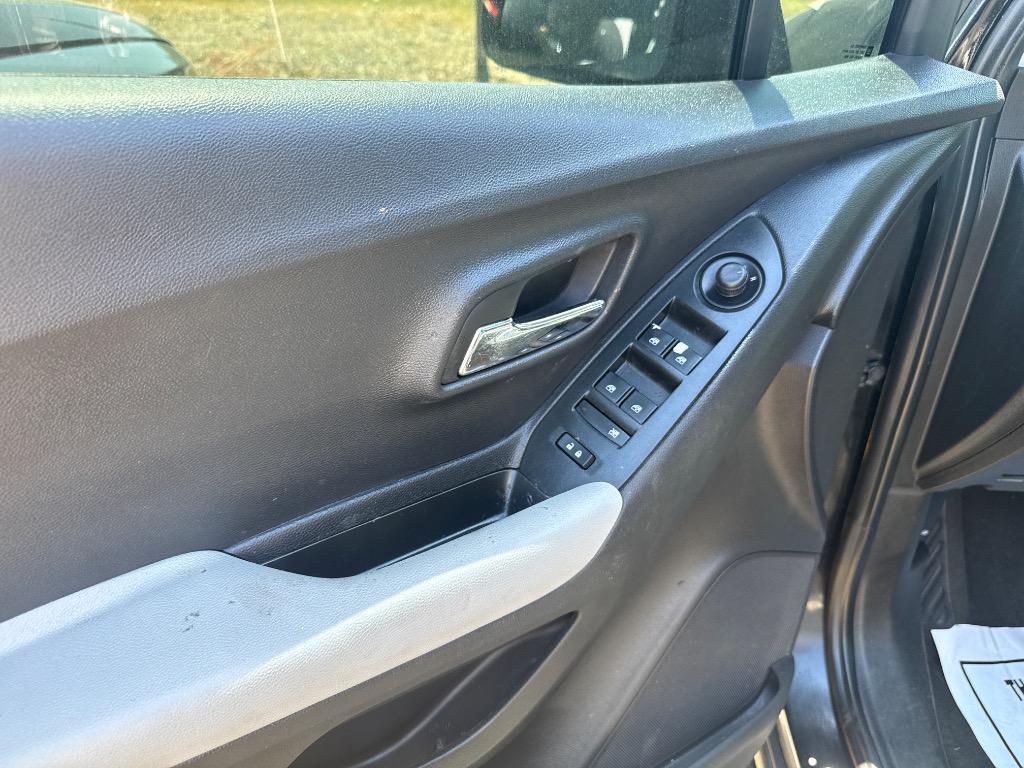 2020 Chevrolet Trax LS - Photo 7